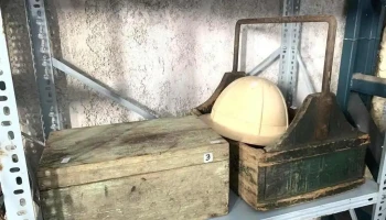 Valija 0,21 X 0,37  Y Cajon De Madera Con Asas O,40 X 0,32 Y Casco De Minero