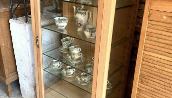 Vitrina En Cedro Con Estantes De Vidrio Regulables 0,73 X 0,42 X 1,50 Alto
