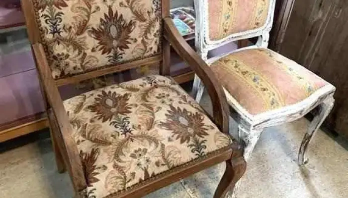 1 Butaca En Roble , 1 Silla Francesa Laqueada Y 1 Espejo Oval