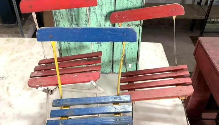 1 Cajon Verde Y 3 Sillas Plegables Niño Con Averias
