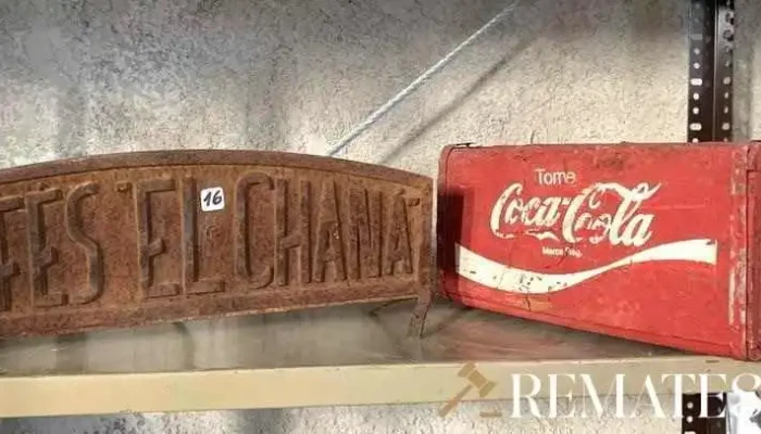 1 Cartel En Hierro Café El Chana Y 1 Casillero De Coca Cola