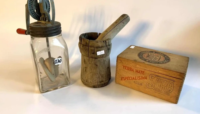 1 Desnatadora, 1 Caja Machimbrada Sara Y 1 Mortero De Madera Con Mano