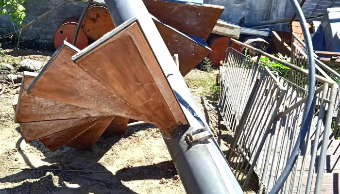 1 escalera con caño central