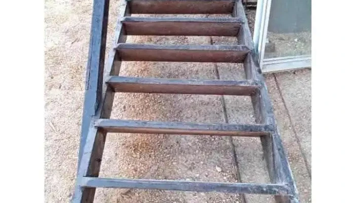 1 escalera de madera
