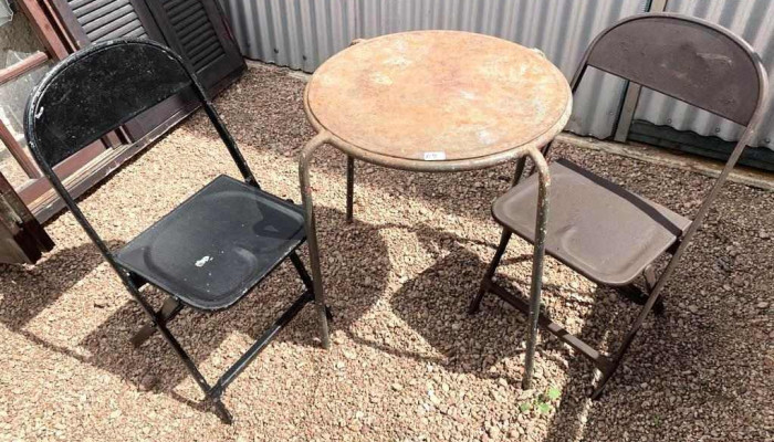 1 Mesa Y 2 Sillas Plegables De Chapa