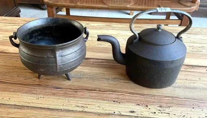 1 Olla 0,19 Diam, 0,17 Alto Y 1 Caldera De Hierro 0,15 Alto