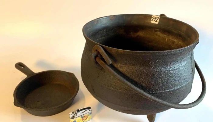 1 Olla  0,23 Cm Diam Y 1 Sarten 0,15 Diam De Hierro