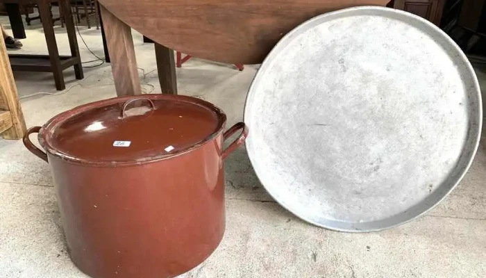 1 Olla Esmaltada Con Tapa (75 Litros) 0,50 Diam. X 0,38 Alto Y 1 Asadera Circular 0,69 Diam