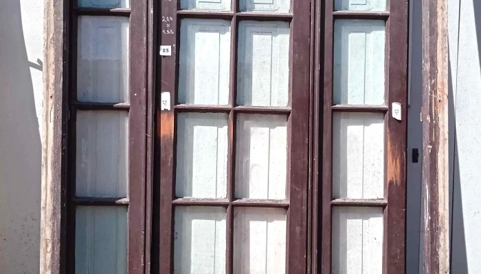 1 puerta de 3 hojas con postigos
