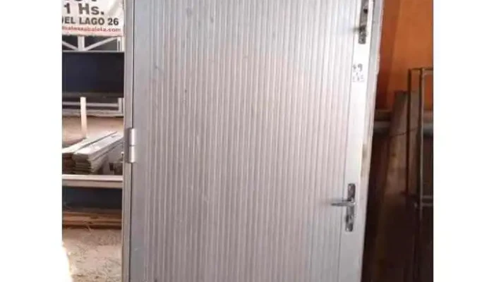 1 puerta de aluminio