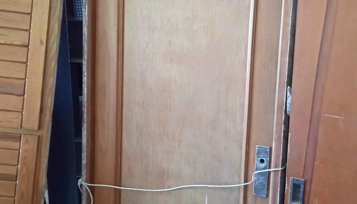 1 puerta de cedro