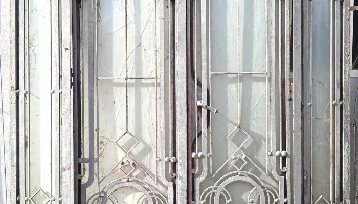 1 puerta de medio punto de hierro antigua