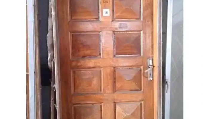 1 puerta exterior