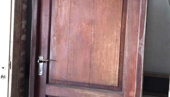 1 puerta exterior de madera con medio punto