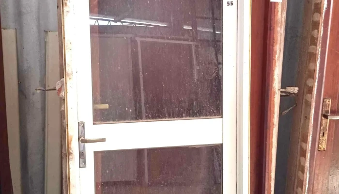 1 puerta vidriada de aluminio