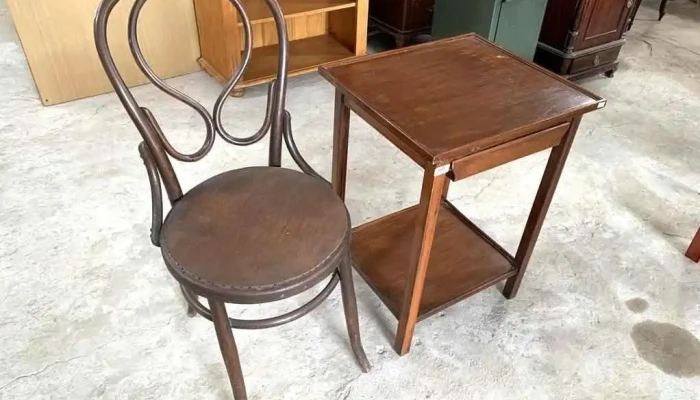 1 Silla De Viena Y Mesa Auxiliar C/ Cajon 0,50 X 0,45 X 0,68 Alto
