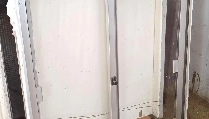 1 ventana de aluminio de dos hojas corredizas
