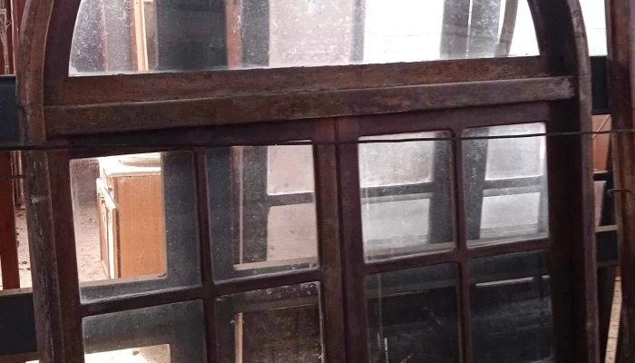 1 ventana de cedro con medio punto