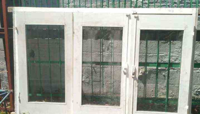 1 ventana de madera de 3 hojas