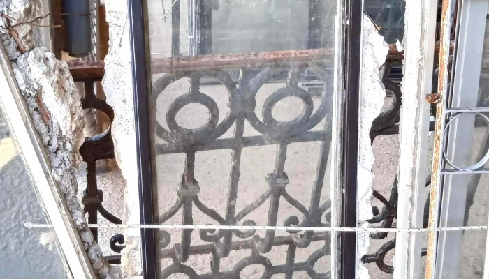 1 ventana fija de aluminio