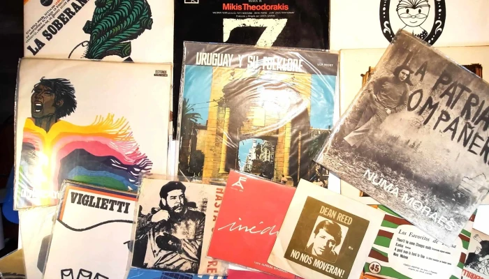 11 discos simples y 13 discos vinilos Canto Popular, Frente Amplio, Che Guevara, No nos moveran ,etc