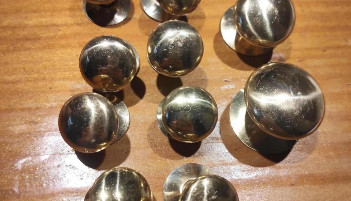 11 tiradores de bronce, surtidos