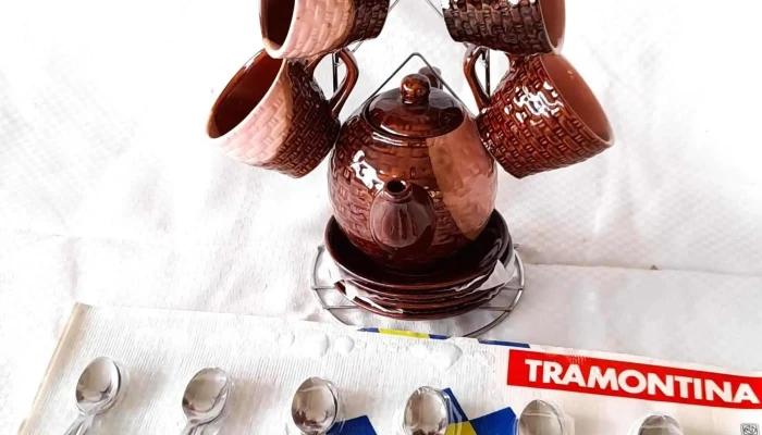 12 cucharitas y tetera con 4 tazas con platillo