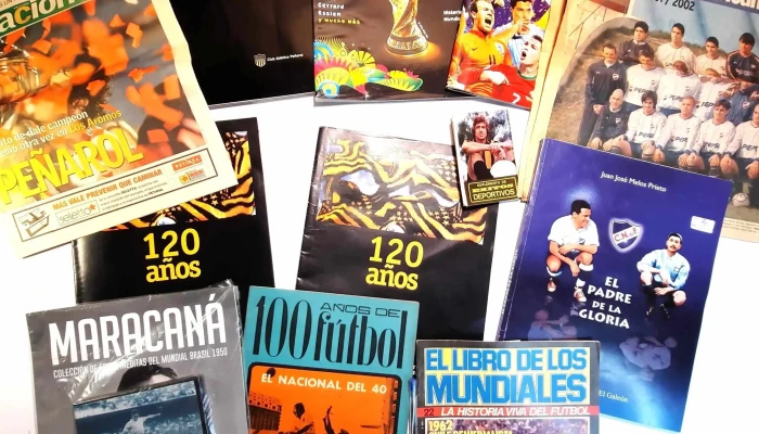 12 piezas de temática futbol Nacional Peñarol libro El Padre de la Gloria, 120 años de Peñarol y revista Dvd Maracaná