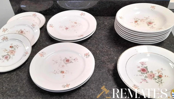 14 platos varios de loza blancos con detalles de flores