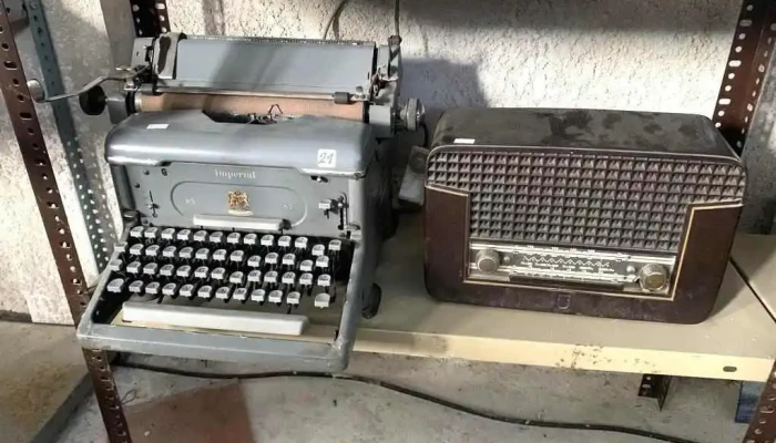 1maq. De Coser C/ Faltantes, 1 De Escribir Imperial Y 1 Radio Philips