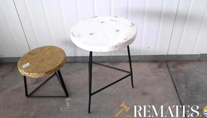 2 bancos tapa de madera circular base de hierro