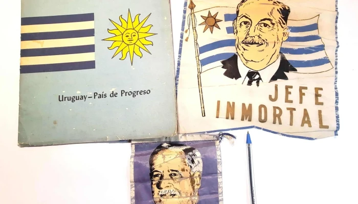 2 banderines de Luis Alberto de Herrera y Libro Uruguay Pais de Progreso 1955 de la visita de Luis Batlle Berres a Usa hecho por Ibm