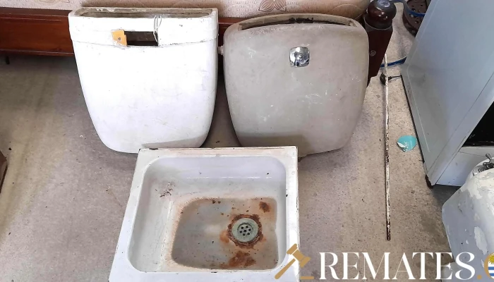 2 cisternas y lavatorio enlosado antiguo