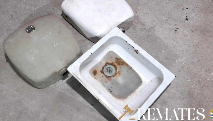 2 cisternas y lavatorio enlosado antiguo