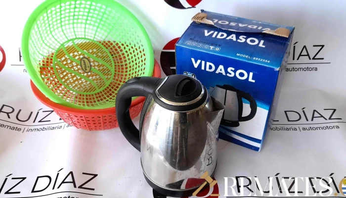 2 coladores de 30 x 10  y jarra electrica