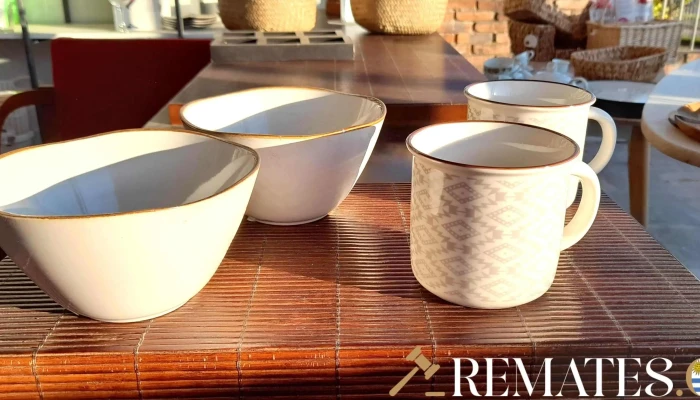 2 compoteras y 2 tazas beige con borde dorado
