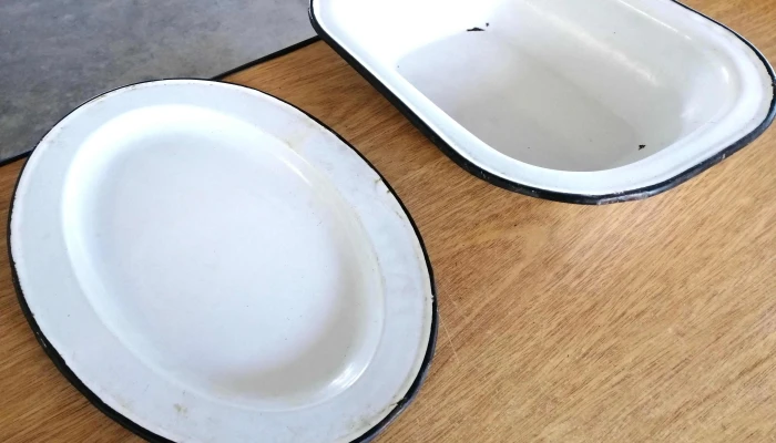 2 fuentes esmaltadas blancas una oval y otra rectangular