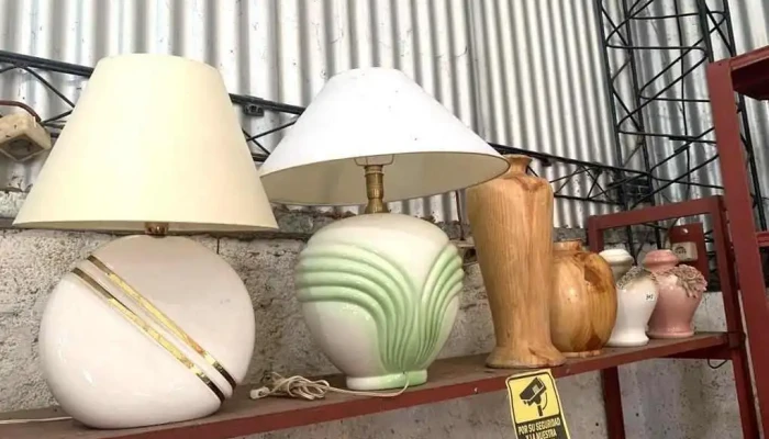 2 Lamparas, 2 Bases De Lampara Y 2 Adornos En Madera