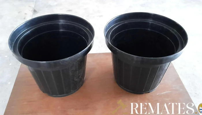 2 macetas negras
