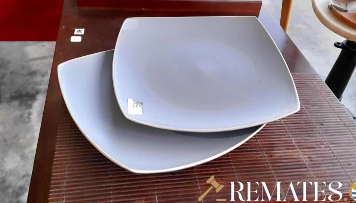 2 platos color gris de loza cuadrados