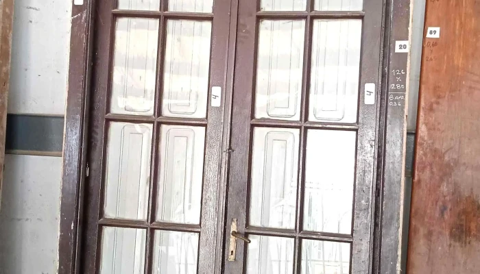 2 puertas de madera de dos hojas vidriadas con postigos
