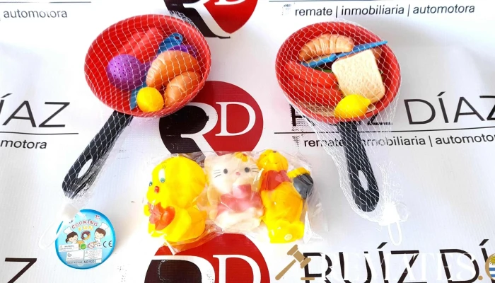 2 set de cocina con sarten y 3 muñecos