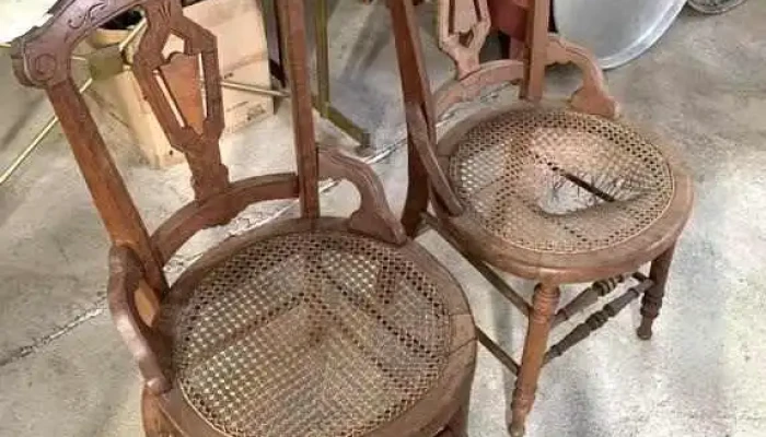 2 Sillas, ( 1 Con Esterilla Rota)
