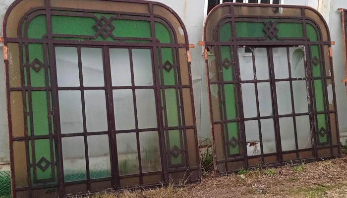 2 ventanales de hierro antiguos