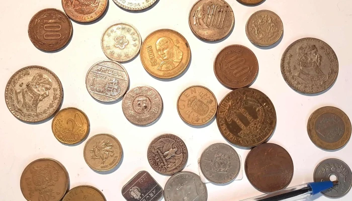 25 monedas, algunas libras inglesas, medalla del Centenario y otras