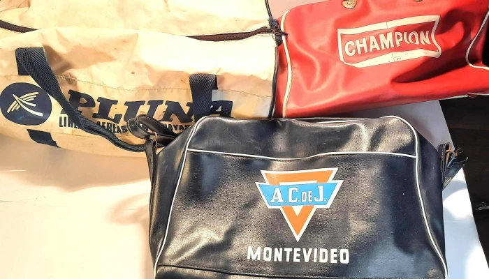 3 bolsos depostivos, 2 de cuero Champion y Acj y Pluna