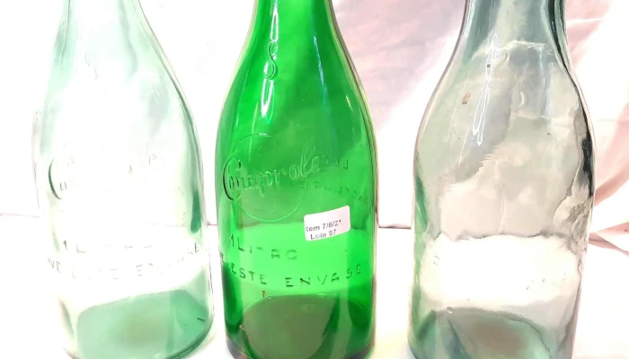 3 botellas de Conaprole nro. 8, 2 verdosas y 1 trasparente cuello ancho