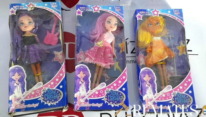 3 cajas con 1 muñeca cada caja