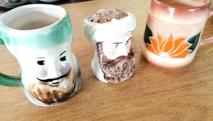 3 jarras 2 con forma de cara y otra lisa