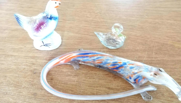 3 piezas de vidrio 2 de vidrio y una de loza blanca